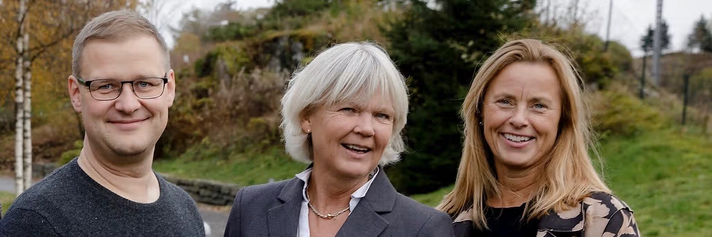 Forskarna Bjarne Hansen och Gerd Kvale tillsammans med verkställande direktör för Kavlifonden, Inger Elise Iversen.