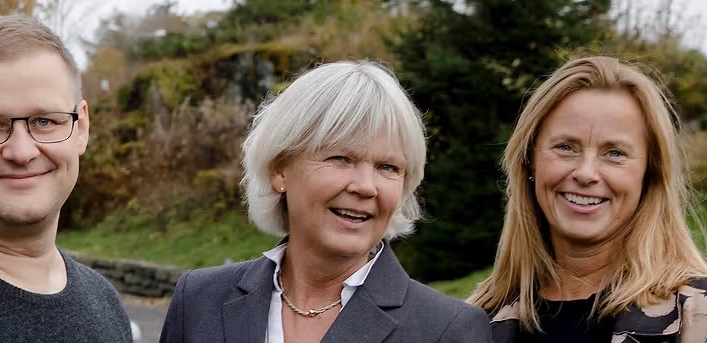 Forskarna Bjarne Hansen och Gerd Kvale tillsammans med verkställande direktör för Kavlifonden, Inger Elise Iversen.