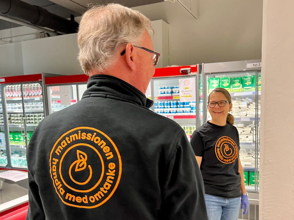 Yvonne Sundmann og Anders Sverke er frivillige i Matmissionens butikk.