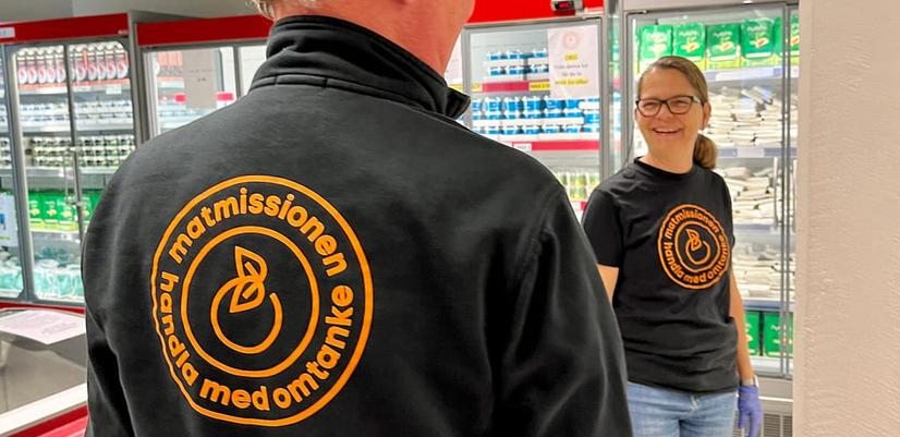 Yvonne Sundmann og Anders Sverke er frivillige i Matmissionens butikk.