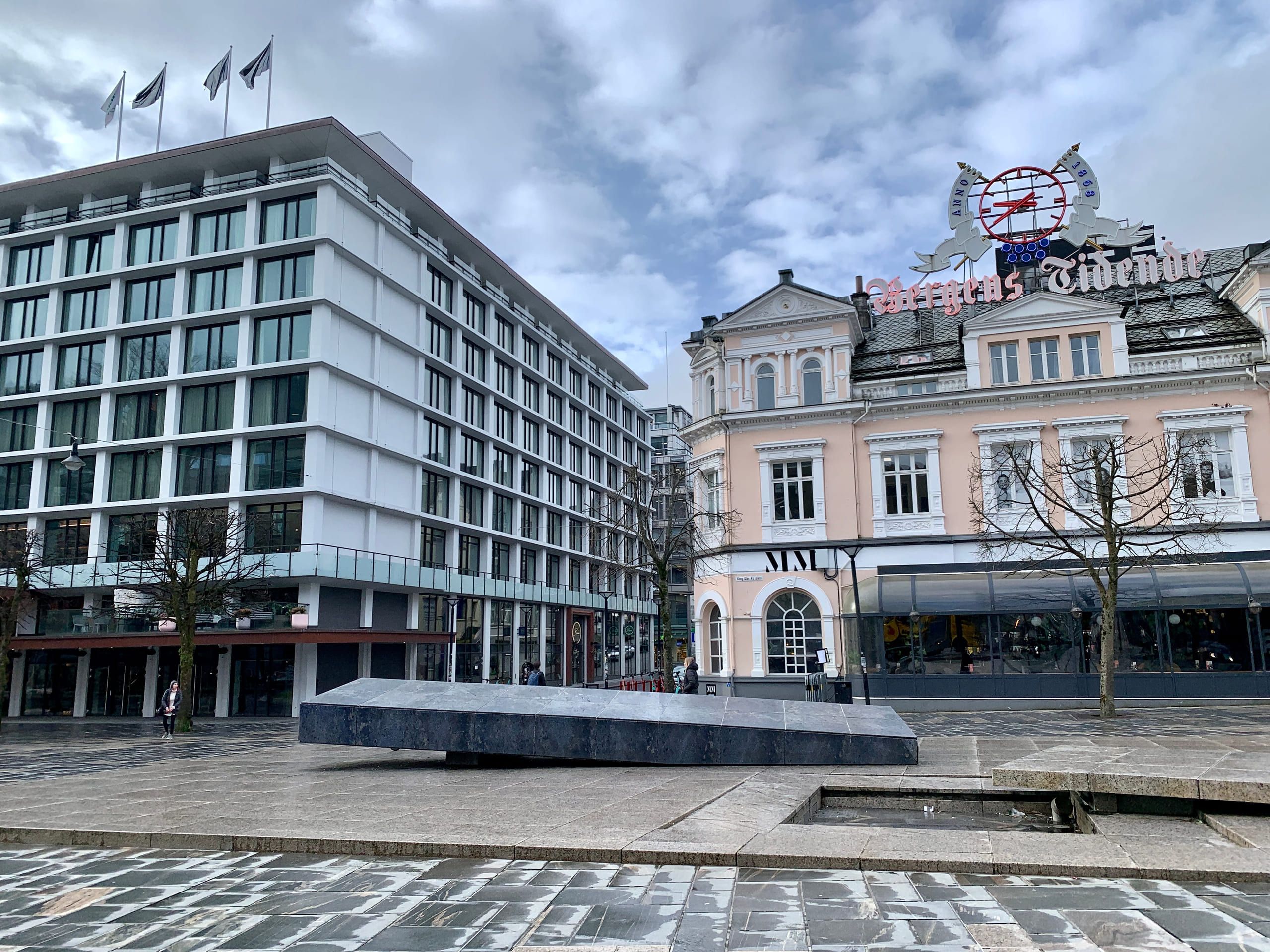 I 1994 gav Kavlifondet Den blå stein i gave til Bergen by.