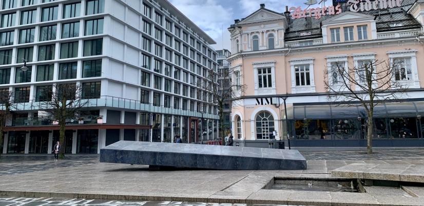 I 1994 gav Kavlifondet Den blå stein i gave til Bergen by.