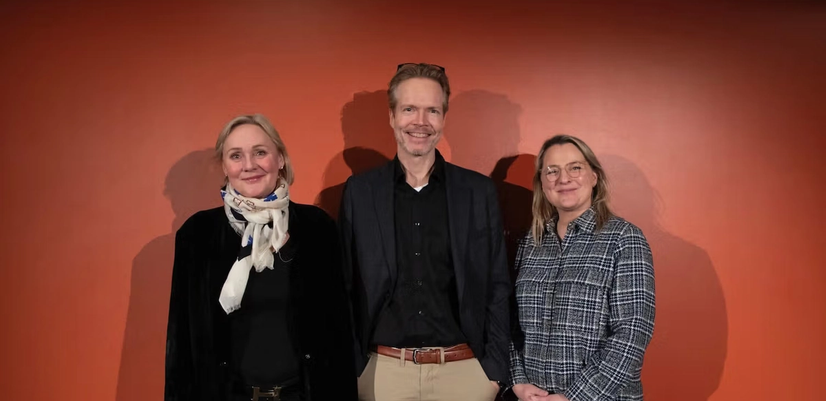 Fr. v. Voksne for Barns generalsekreterare Signe Horn, Rune Mørland vid Kavlifonden samt marknadsdirektör vid Kavli Norge, Gudfinna Traustadottir.