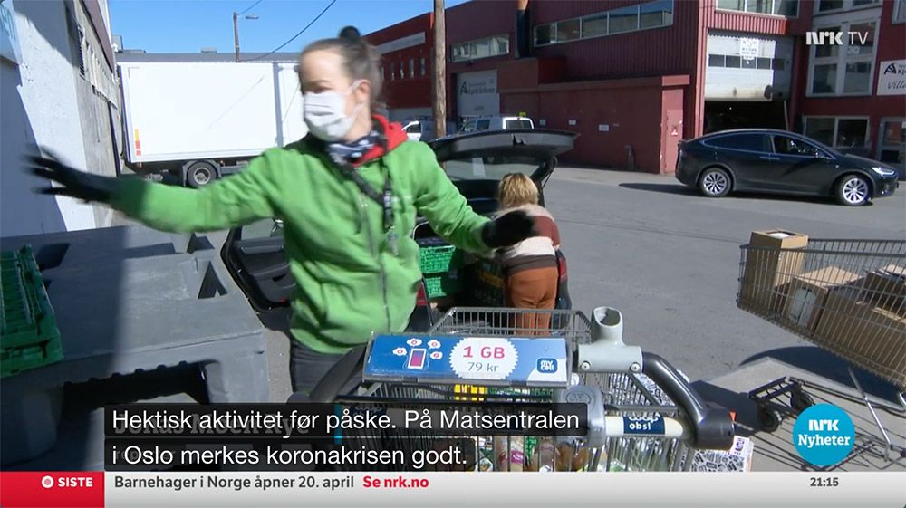 Skjermbilde fra innslag hos NRK Dagsrevyen 7. april. Medarbeider Ida M. Cowell ved Matsentralen Oslo i full sving.