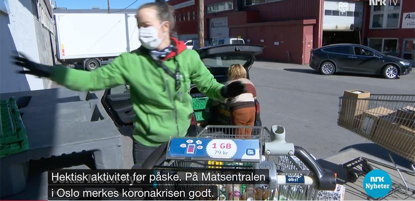 Skjermbilde fra innslag hos NRK Dagsrevyen 7. april. Medarbeider Ida M. Cowell ved Matsentralen Oslo i full sving.