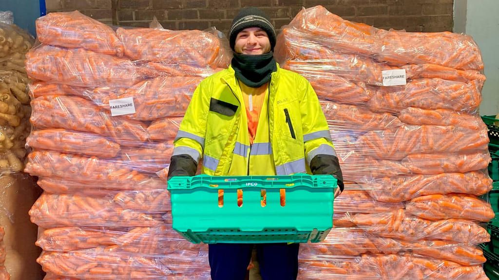 En frivillig i arbeid på matlageret hos FareShare.