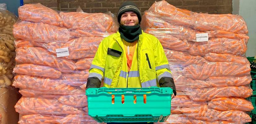 En frivillig i arbeid på matlageret hos FareShare.