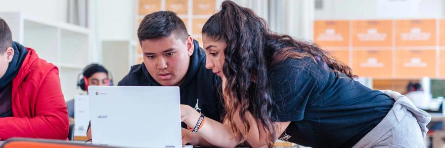 En gutt får læringsstøtte fra en mentor i Guttas Campus. 