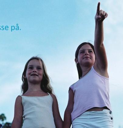 Illustrasjon med en tekst og bilde av fire glade barn som står på rekke foran en lys himmel.