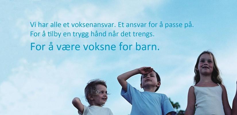 Fyra glada barn står på rad och gestikulerar och ler framför en ljus himmel.