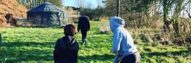 Tre ungdommer utforsker utendørsaktiviteter hos Birkheads Wild.