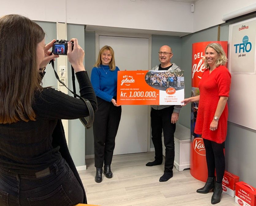 Checköverlämning vid Guttas Campus mentorscenter i Bergen före jul. Fr.v. Inger Elise Iversen, vd för Kavlifonden, Omar Mekki, vd och grundare av Guttas Campus, och Kristine Aasheim, vd för Kavli.