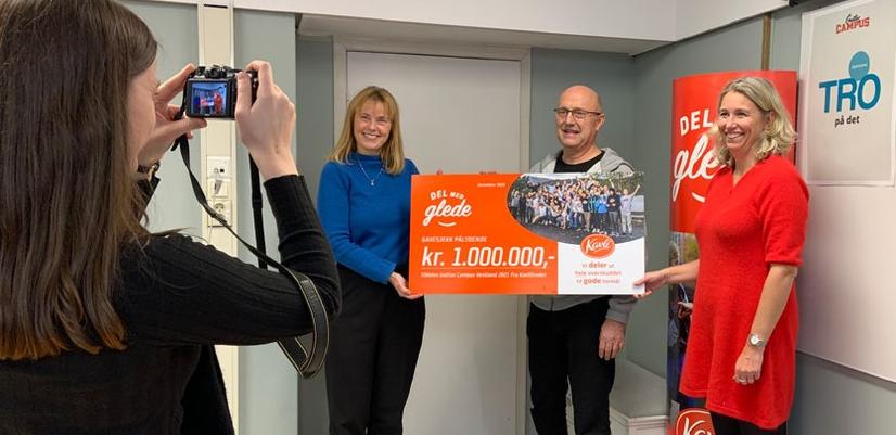 Checköverlämning vid Guttas Campus mentorscenter i Bergen före jul. Fr.v. Inger Elise Iversen, vd för Kavlifonden, Omar Mekki, vd och grundare av Guttas Campus, och Kristine Aasheim, vd för Kavli.