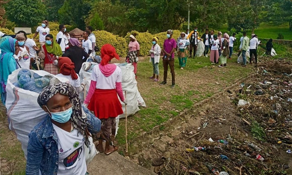 Mange i lokalsamfunnet bidro på Waste for Values ryddeaksjon i anledning World Clean Up Day i Sashemene.