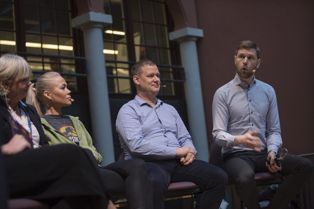 Panelsamtale på lansering av Tech, håp & kjærlighet. Fra venstre Gerd Kvale (Bergen 4-Day Treament), samfunnsdebattant og journalist Ingeborg Senneset, Bjarne Hansen (Bergen 4-Day Treatment) og Jan-Ole Hesselberg. 