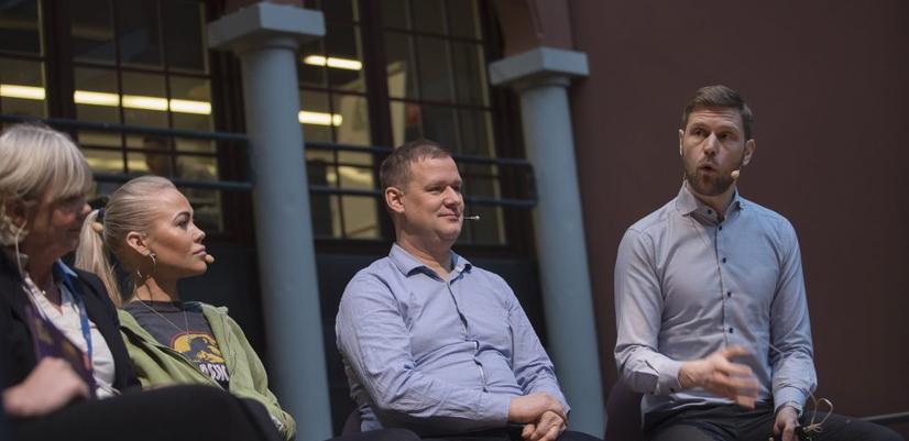 Panelsamtale på lansering av Tech, håp & kjærlighet. Fra venstre Gerd Kvale (Bergen 4-Day Treament), samfunnsdebattant og journalist Ingeborg Senneset, Bjarne Hansen (Bergen 4-Day Treatment) og Jan-Ole Hesselberg.