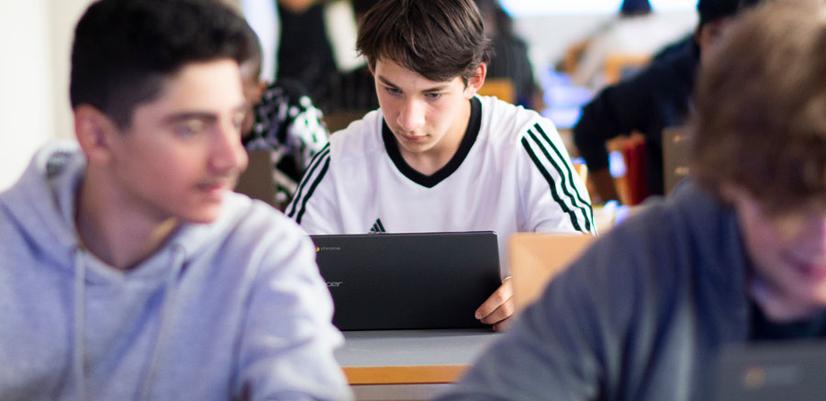 Gutter gjør skolearbeid på læringscamp