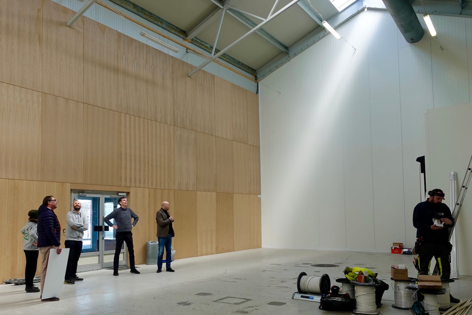 Matsentralen Norge og Kavlis Rune Austdal på omvisning i de nye lokalene. Her blir det plass til mye overskuddsmat som kan hentes og deles ut gratis av ideelle organisasjoner.