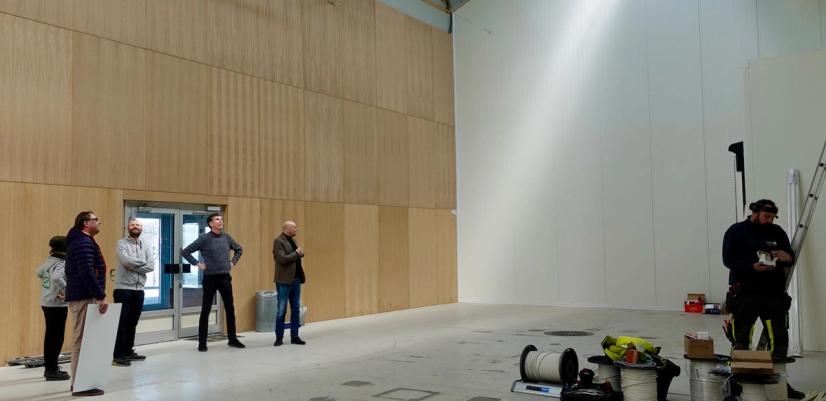 Matsentralen Norge og Kavlis Rune Austdal på omvisning i de nye lokalene. Her blir det plass til mye overskuddsmat som kan hentes og deles ut gratis av ideelle organisasjoner.