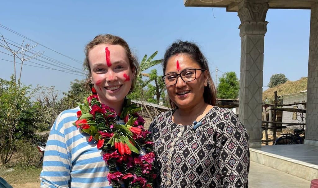 Nora Geiran Dingstad och Bijaya Godar, programansvarig i Strømmestiftelsen Nepal. 