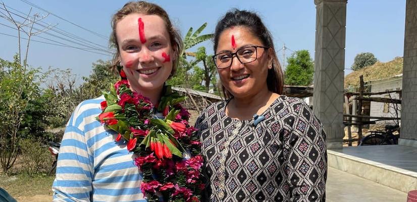 Nora Geiran Dingstad och Bijaya Godar, programansvarig i Strømmestiftelsen Nepal.