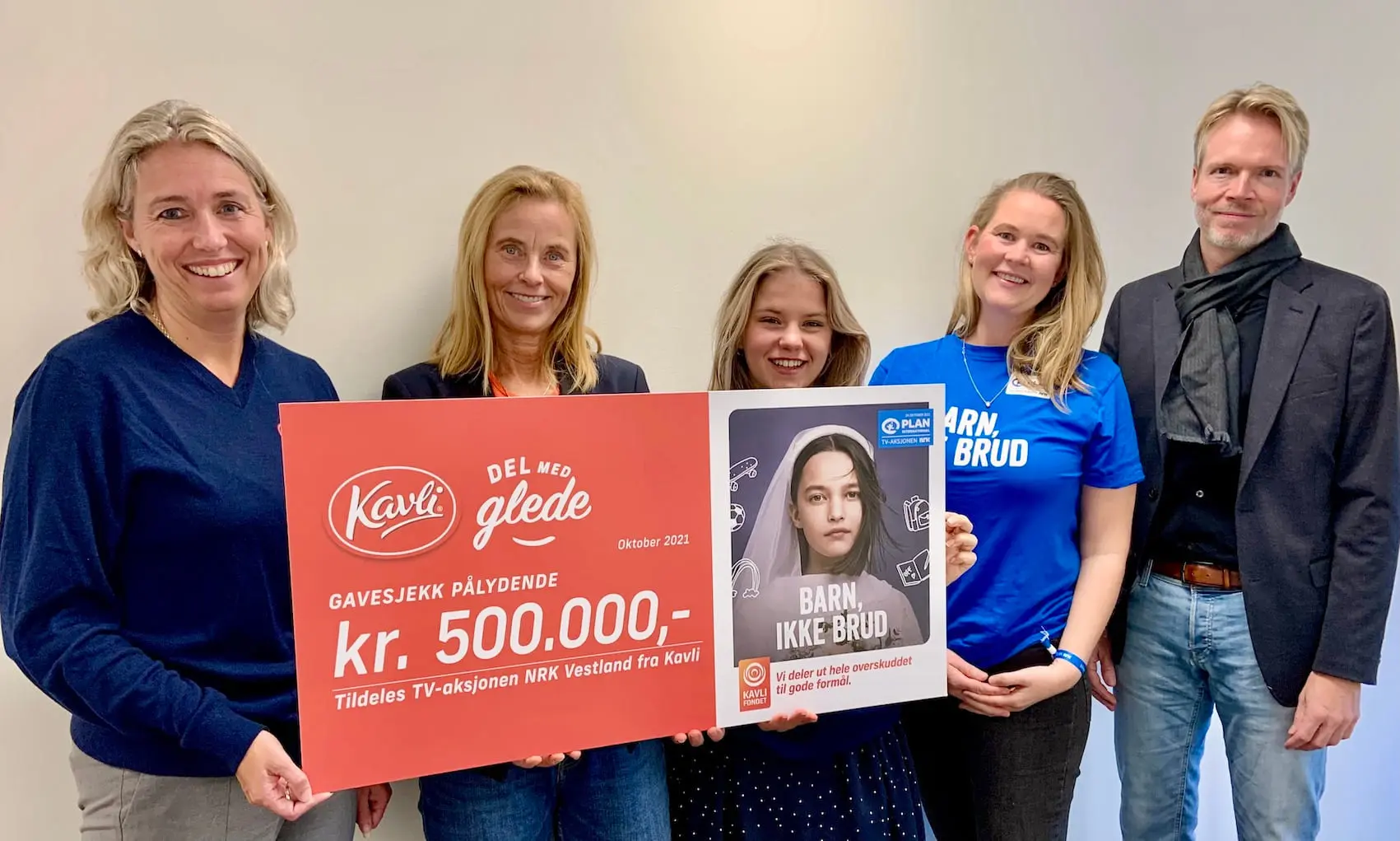 Kavlis Kristine Aasheim och Kavlifondens Inger Elise Iversen överlämnar 500 000 NOK till TV-insamlingen Vestland, med Hermine Oen, Marthe Jansen och Rune Mørland närvarande.