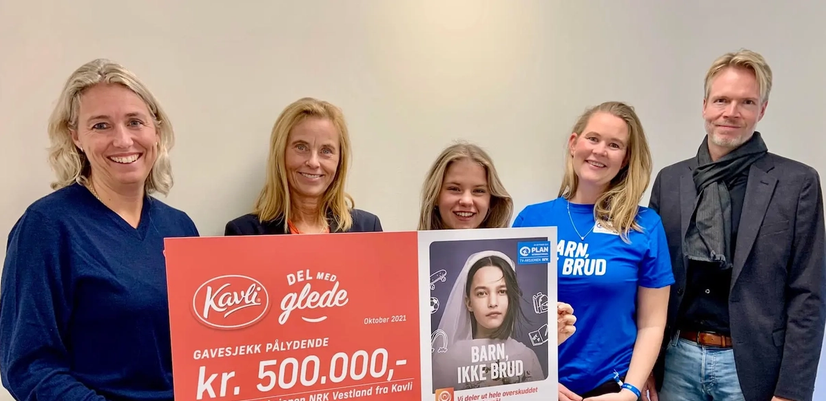 Kavlis Kristine Aasheim och Kavlifondens Inger Elise Iversen överlämnar 500 000 NOK till TV-insamlingen Vestland, med Hermine Oen, Marthe Jansen och Rune Mørland närvarande.