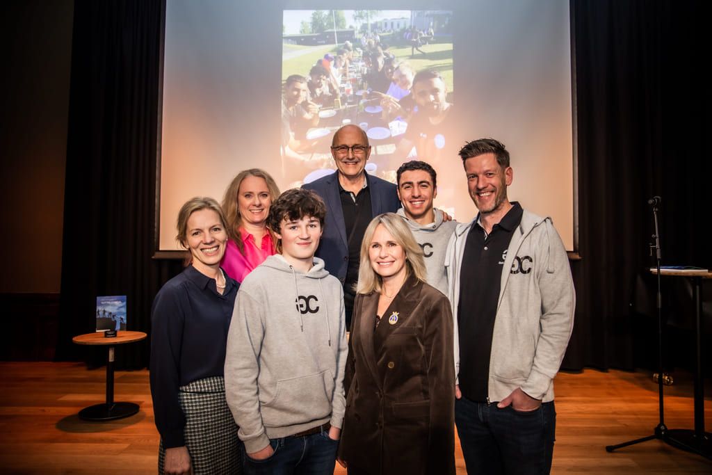 16-åringene Alvar og Ado, to av guttene vi møter i «Gutter på RANDEN». Her med utdanningsdirektør i Oslo, Marte Gerhardsen, Anniken Hauglie og Omar Mekki i Guttas Campus, lærer Håkon Leigland og ordfører i Oslo, Anne Lindboe.