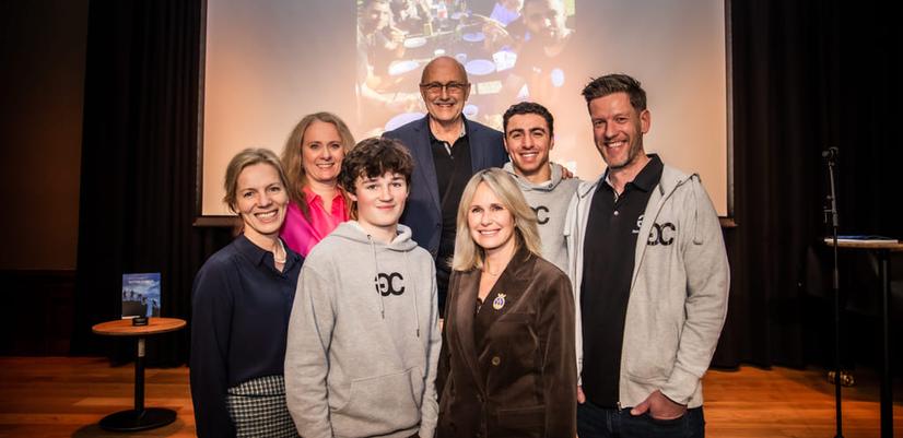 16-åringene Alvar og Ado, to av guttene vi møter i «Gutter på RANDEN». Her med utdanningsdirektør i Oslo, Marte Gerhardsen, Anniken Hauglie og Omar Mekki i Guttas Campus, lærer Håkon Leigland og ordfører i Oslo, Anne Lindboe.