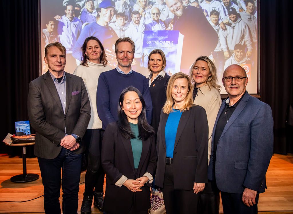 Representanter fra Kavli og Kavlifondet samlet til et gruppebilde sammen med Omar Mekki i Guttas Campus, under lanseringen av filmen.