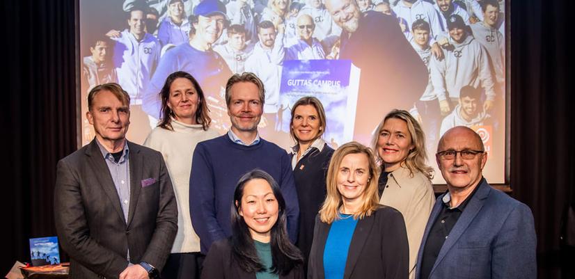 Representanter fra Kavli og Kavlifondet samlet til et gruppebilde sammen med Omar Mekki i Guttas Campus, under lanseringen av filmen.