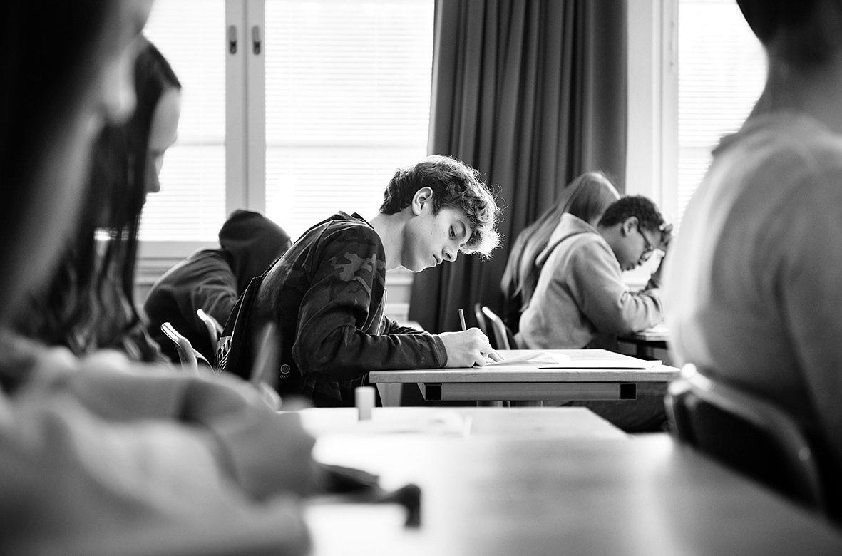 Illustrasjonsfoto i sort/hvitt av et klasserom.