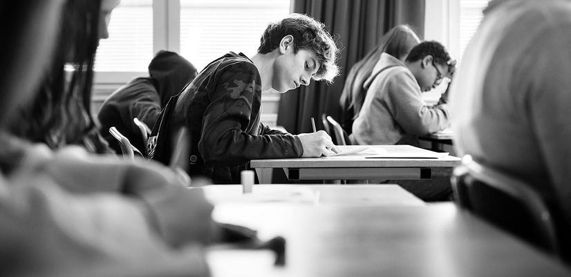 Illustrasjonsfoto i sort/hvitt av et klasserom.