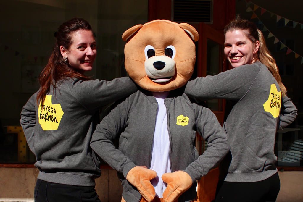 Two of Trygga Barnen’s Safe Heroes together with a large teddy bear mascot.