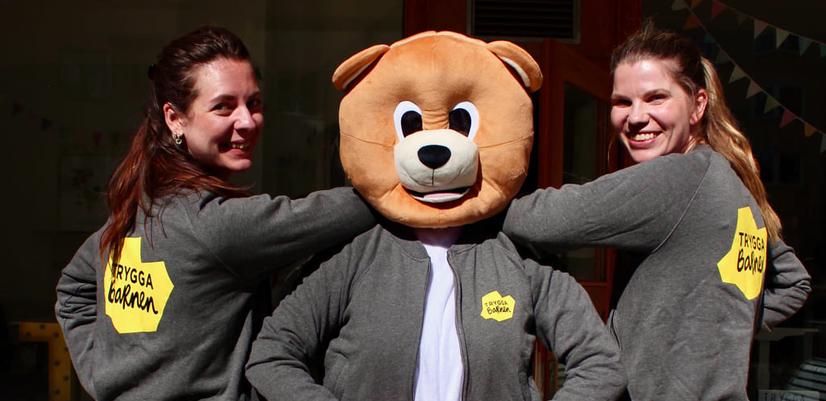 Two of Trygga Barnen’s Safe Heroes together with a large teddy bear mascot.