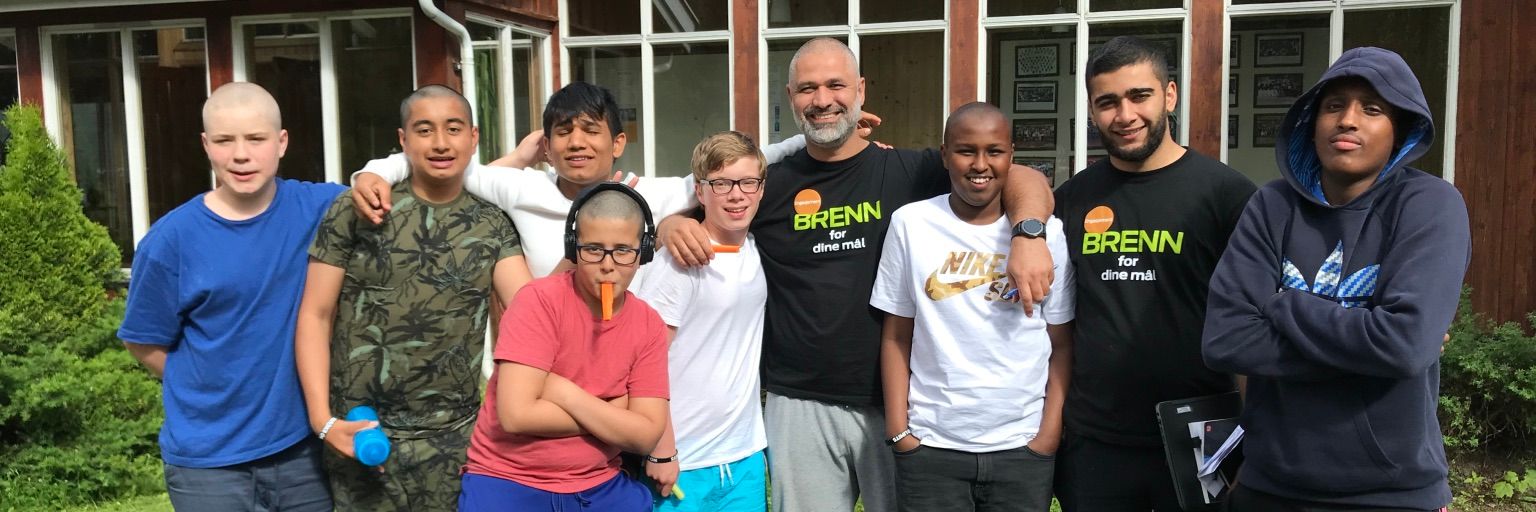 Gruppebilde av gutter og deler av staben på læringsleir i 2019