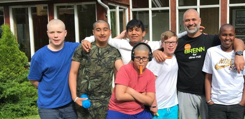 Gruppebilde av gutter og deler av staben på læringsleir i 2019