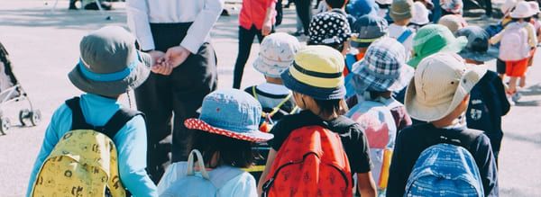 Skolebarn på rekke og rad