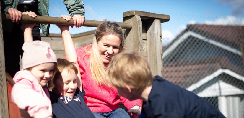 Gledings grundare, Siri Abrahamsen, tillsammans med sina barn i en rutschkana.