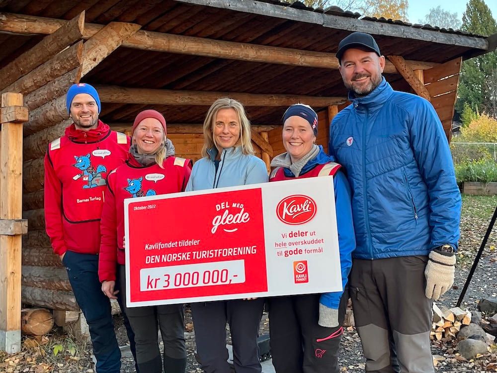 Utdeling av gavesjekk til Den Norske Turistforening (DNT) høsten 2022, til deres arbeid med å skape lavterskel friluftstilbud for barn gjennom Turboklubber. 
