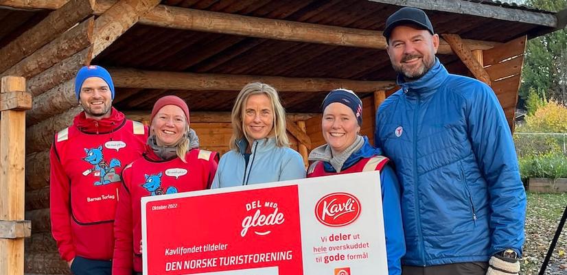 Utdeling av gavesjekk til Den Norske Turistforening (DNT) høsten 2022, til deres arbeid med å skape lavterskel friluftstilbud for barn gjennom Turboklubber.