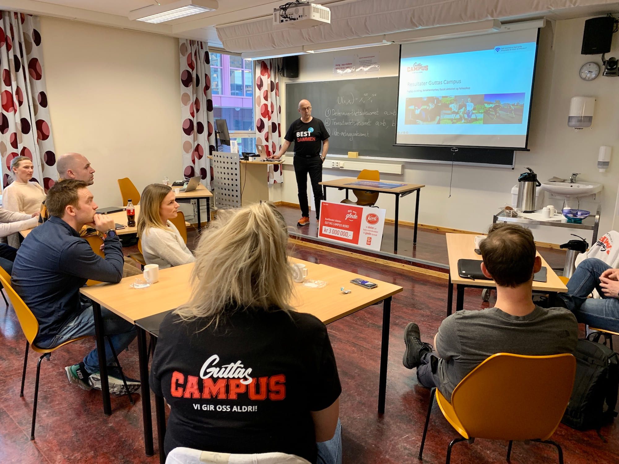 Stabmøte: Daglig leder Omar Mekki i Guttas Campus holder presentasjon under det første møtet med campstaben i Harstad.