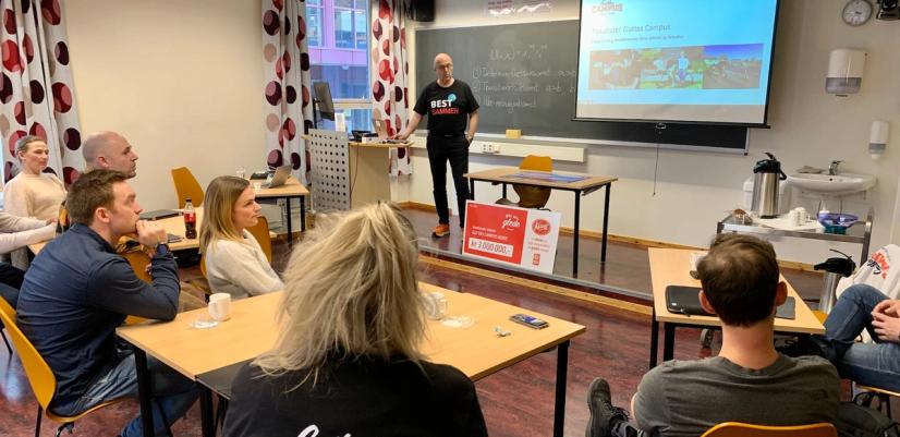 Stabmøte: Daglig leder Omar Mekki i Guttas Campus holder presentasjon under det første møtet med campstaben i Harstad.