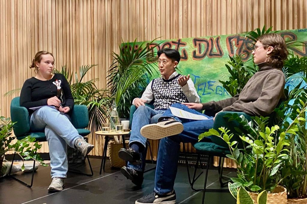 Nora på jobbet som programledare för Jungeltelegraf1 tillsammans med kollegan Ari Bajgora, här med samhällsdebattören Danby Choi som gäst.