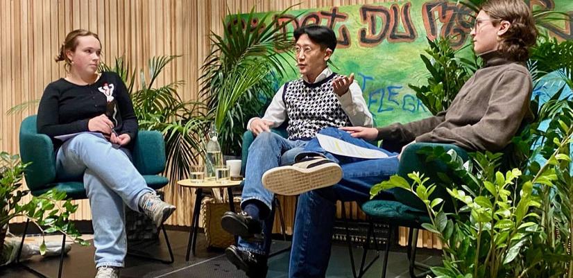 Nora på jobbet som programledare för Jungeltelegraf1 tillsammans med kollegan Ari Bajgora, här med samhällsdebattören Danby Choi som gäst.