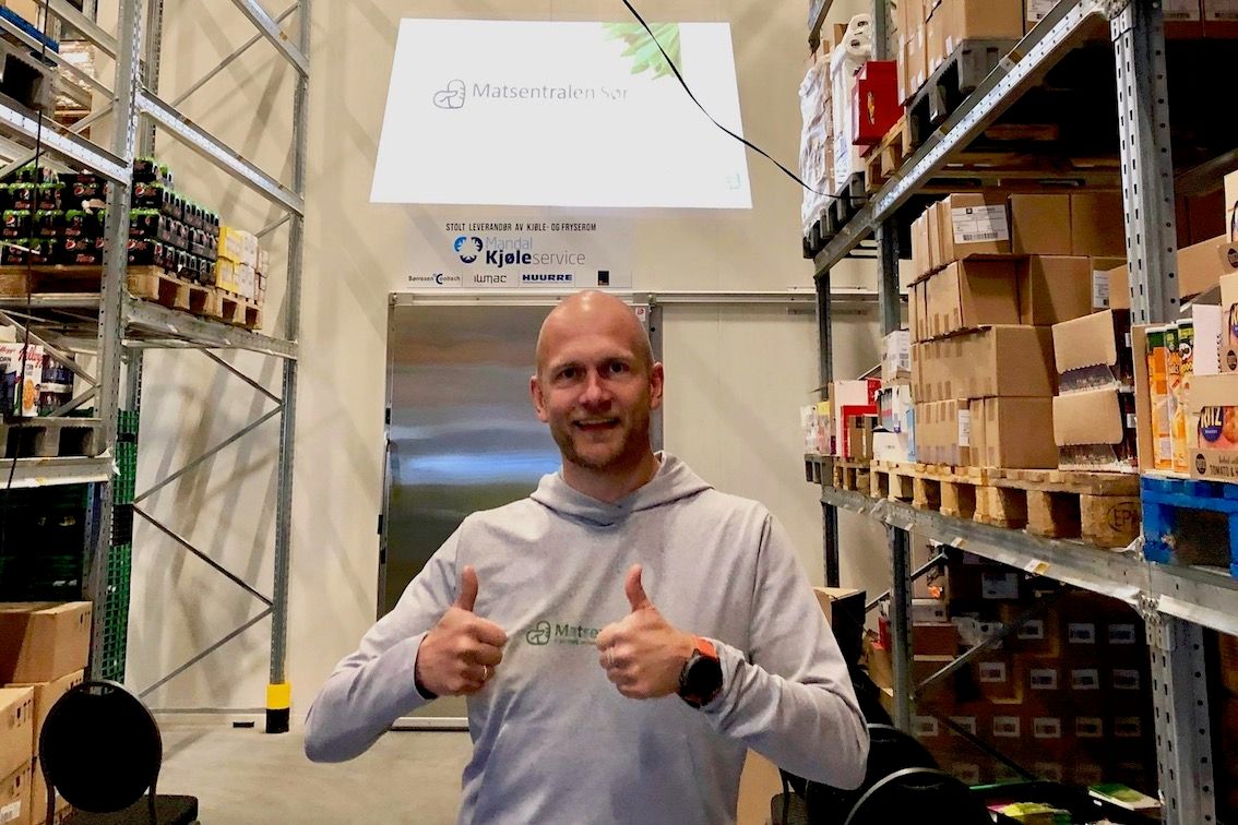 Verkställande direktören för Matcentralen Sør visar tummen upp för det nya lagret i Sørlandsparken