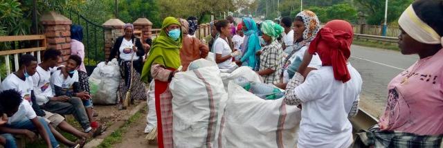 Mange mennesker i lokalsamfunnet i Sashemene bidrar til Waste for Values ryddeaksjon i anledning World Clean Up Day.