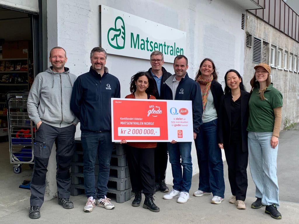 Representanter fra Kavli og Kavlifondet deler ut gavesjekken til Matsentralen Norge