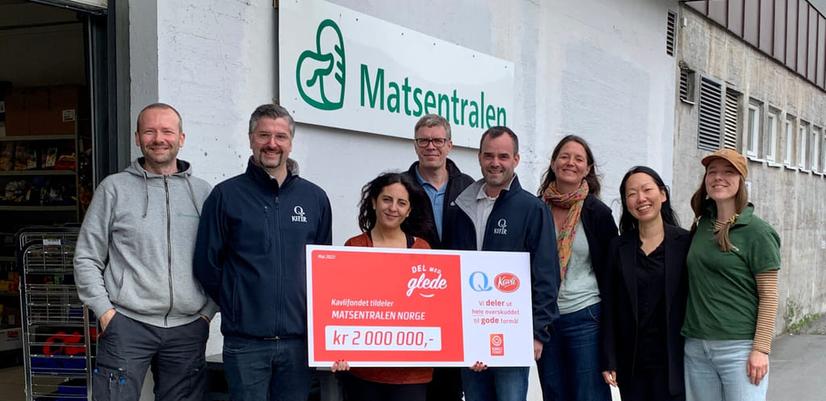 Matsentralen Norge tar imot gavesjekken utenfor egne lokaler i Oslo.