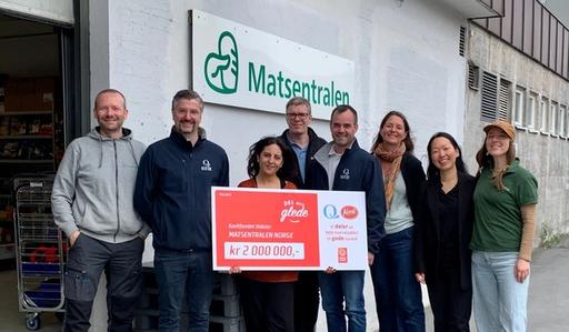 Representanter fra Kavli og Kavlifondet deler ut gavesjekken til Matsentralen Norge